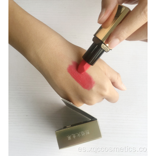 Lápiz labial cosmético mate rojo